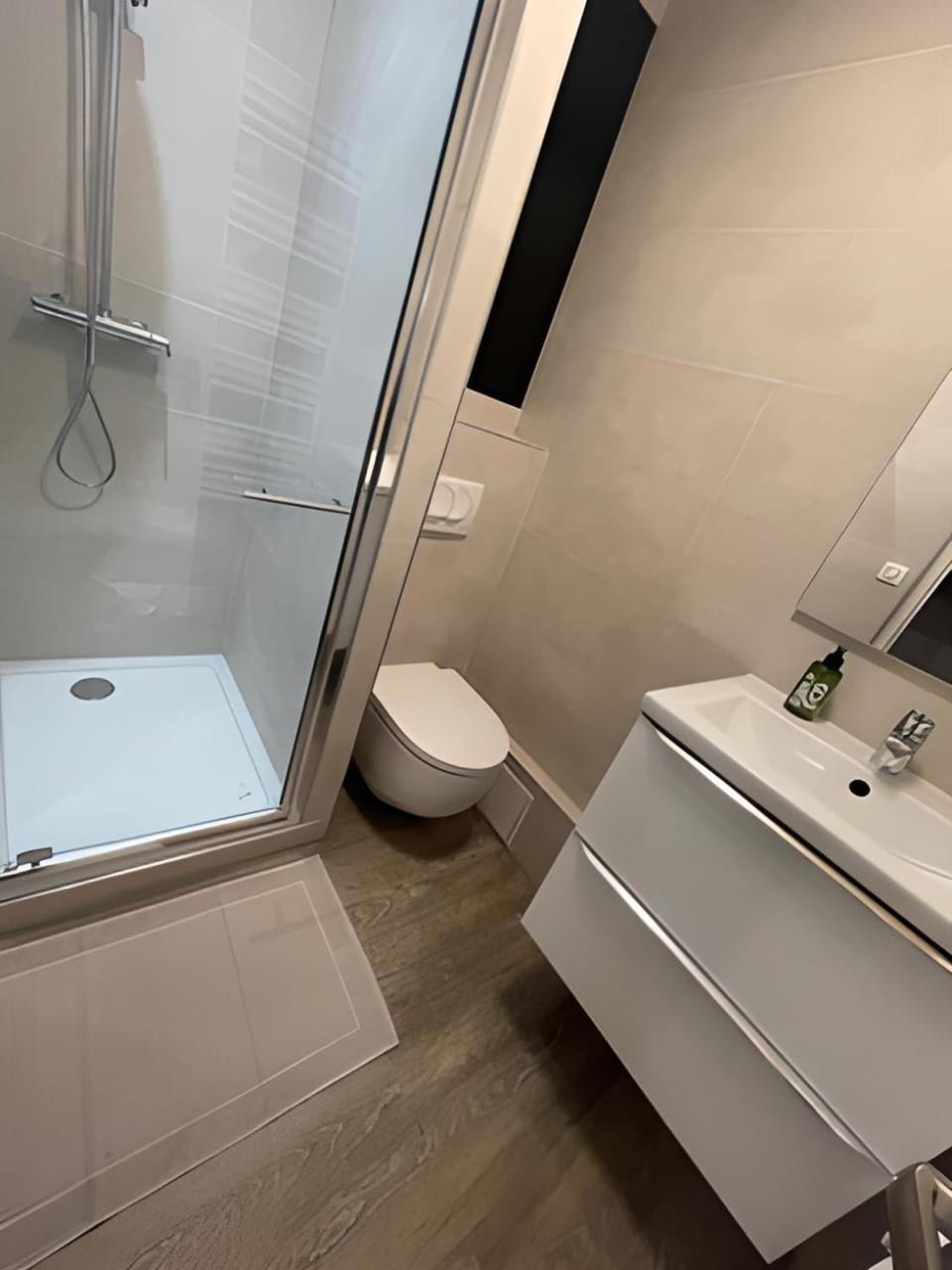 Shower, Toilet, Bathroom, towels