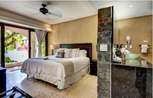 Amazing Hacienda for 14 guests! Steps to the beach! Villa in Playa del Carmen