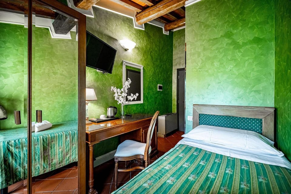 Bed, TV and multimedia, Photo of the whole room, Bedroom