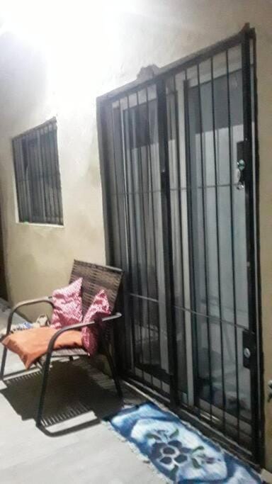 N1 2 Apto Pequeño Habitación con baño privado a 120 metros de Plaza Batlle punto Central de la Ciudad Apartment in Corrientes Province, Argentina