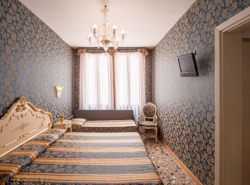 Day, Photo of the whole room