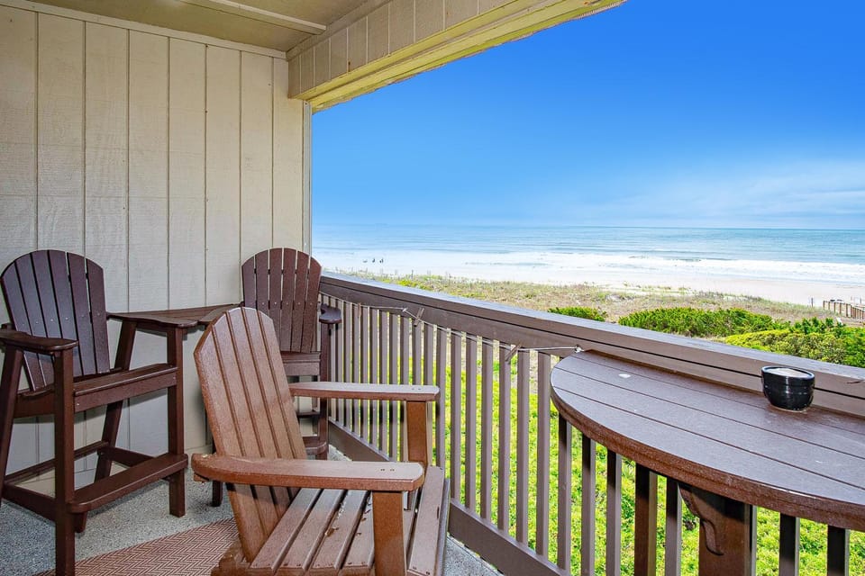 Beautifully Remodeled, Oceanfront, 3rd-Floor Condo with Balcony & Shared Pools House in Atlantic Beach