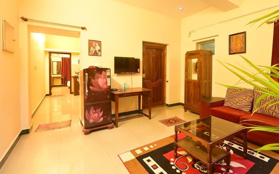 Communal lounge/ TV room, Nightclub / DJ, TV and multimedia, Living room, Lounge or bar, Seating area