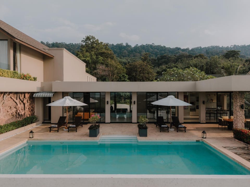Property building, Patio, Natural landscape, Sea view, Swimming pool, sunbed