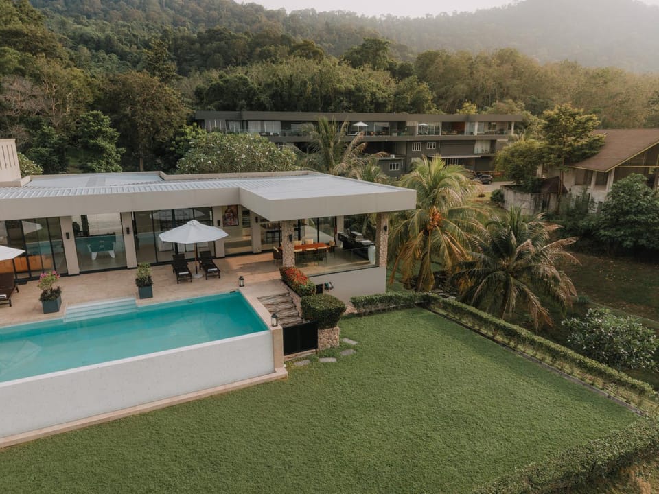 Property building, Patio, Day, Natural landscape, Garden, Mountain view, Swimming pool, sunbed