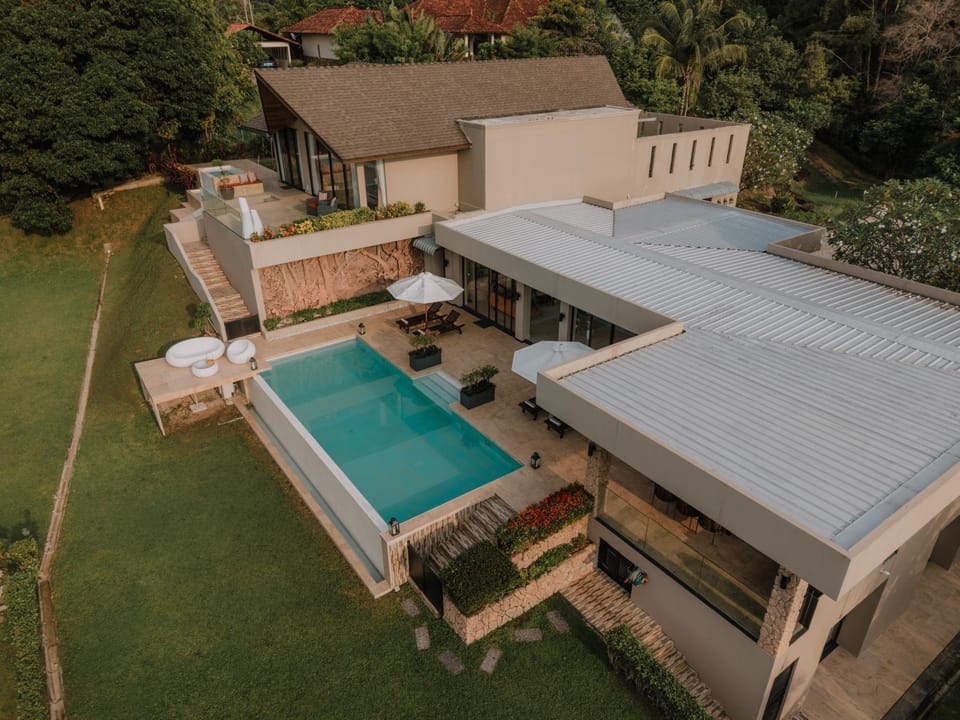 Property building, Day, Bird's eye view, Garden, Swimming pool, sunbed