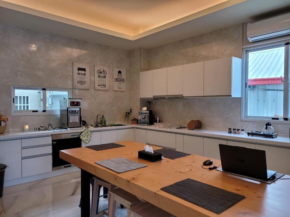 Kitchen or kitchenette, Dining area, Communal kitchen