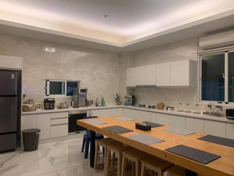 Kitchen or kitchenette, Business facilities, Dining area, Communal kitchen, Meeting/conference room