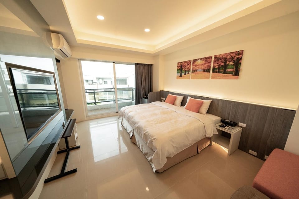 Photo of the whole room, Bedroom
