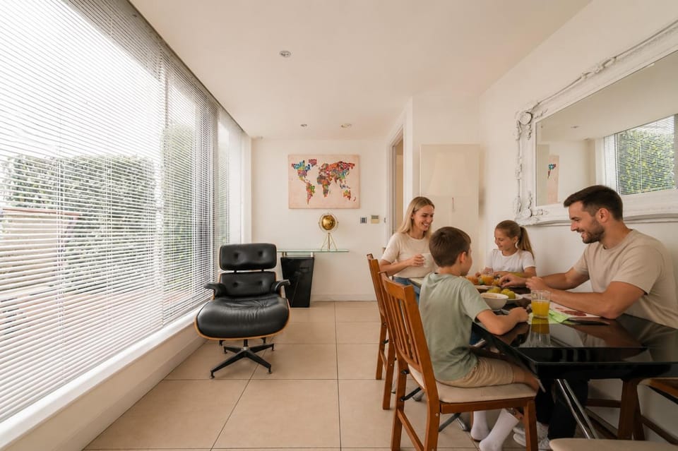 People, Living room, Food and drinks, Dining area, Food
