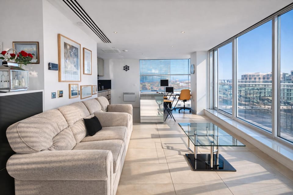 Communal lounge/ TV room, TV and multimedia, Living room, Seating area, Evening entertainment