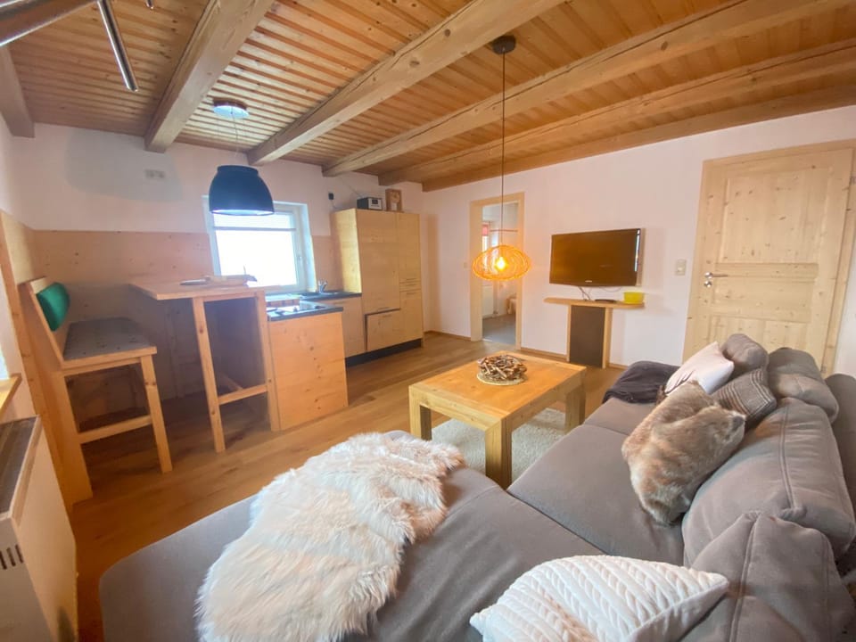 TV and multimedia, Kitchen or kitchenette, Living room, Seating area, Dining area