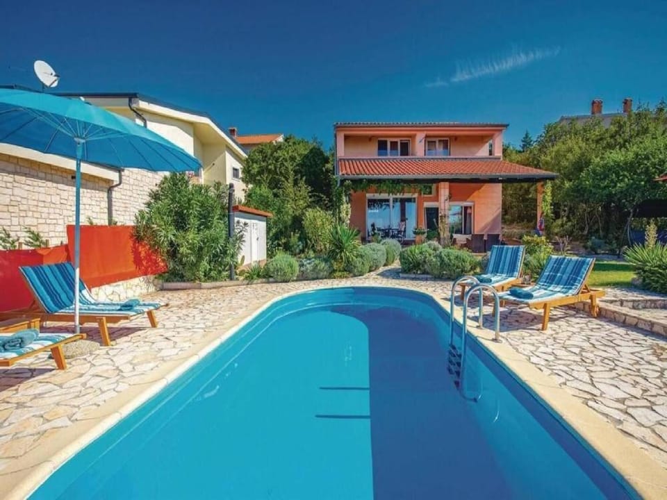 Property building, Patio, Day, Pool view, Swimming pool, sunbed
