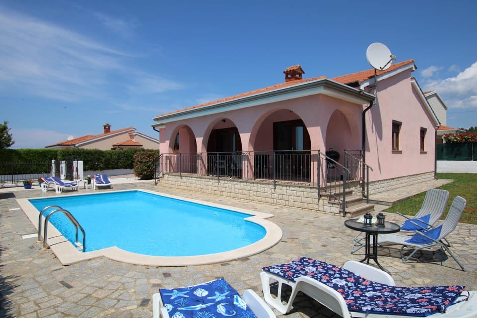 Property building, Patio, Day, Pool view, Swimming pool, sunbed