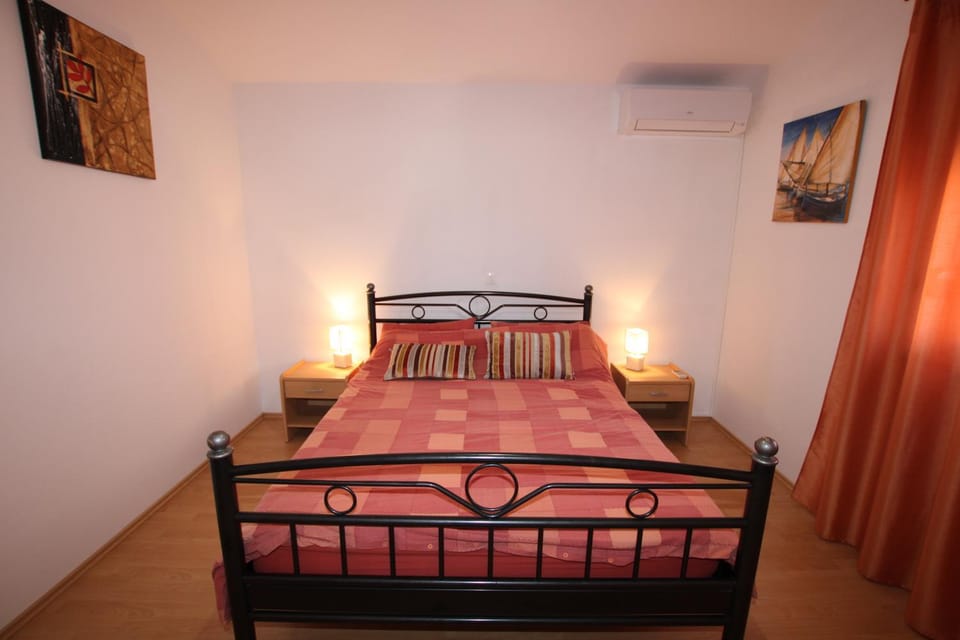 Bed, Photo of the whole room, Bedroom, air conditioner