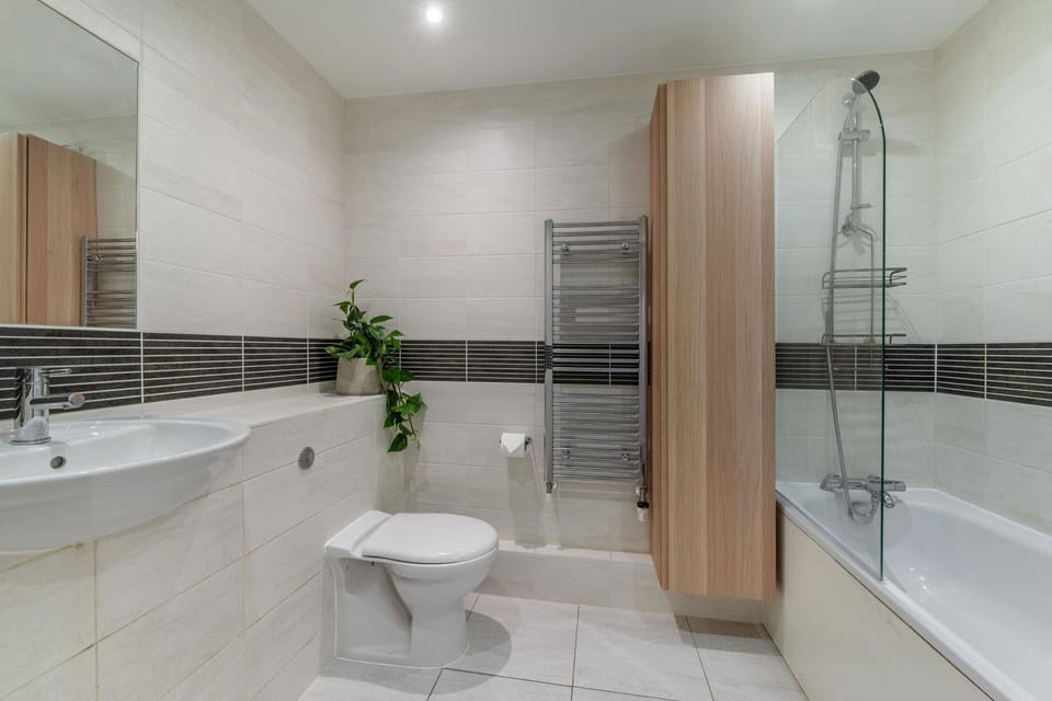 Shower, Toilet, Bathroom, Bath, bidet, towels