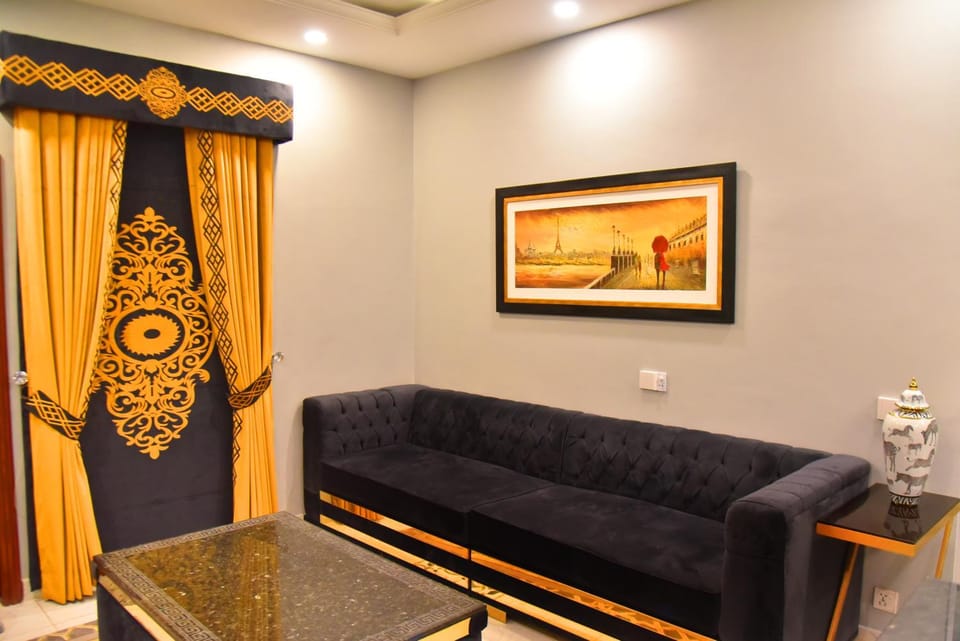 Seating area, Guests