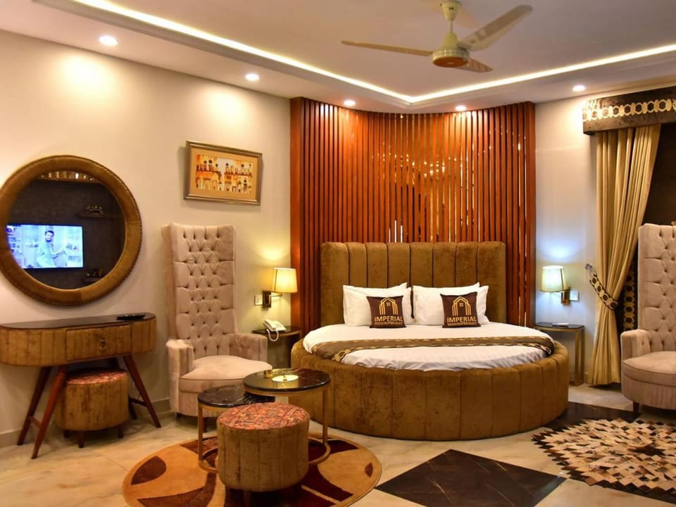 TV and multimedia, Photo of the whole room, Seating area, Bedroom
