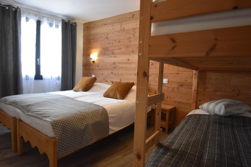 Photo of the whole room, bunk bed