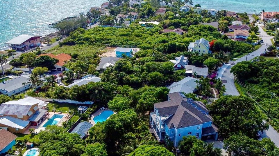 Property building, Day, Neighbourhood, Natural landscape, Bird's eye view, Beach, Pool view, Sea view, Street view, Swimming pool