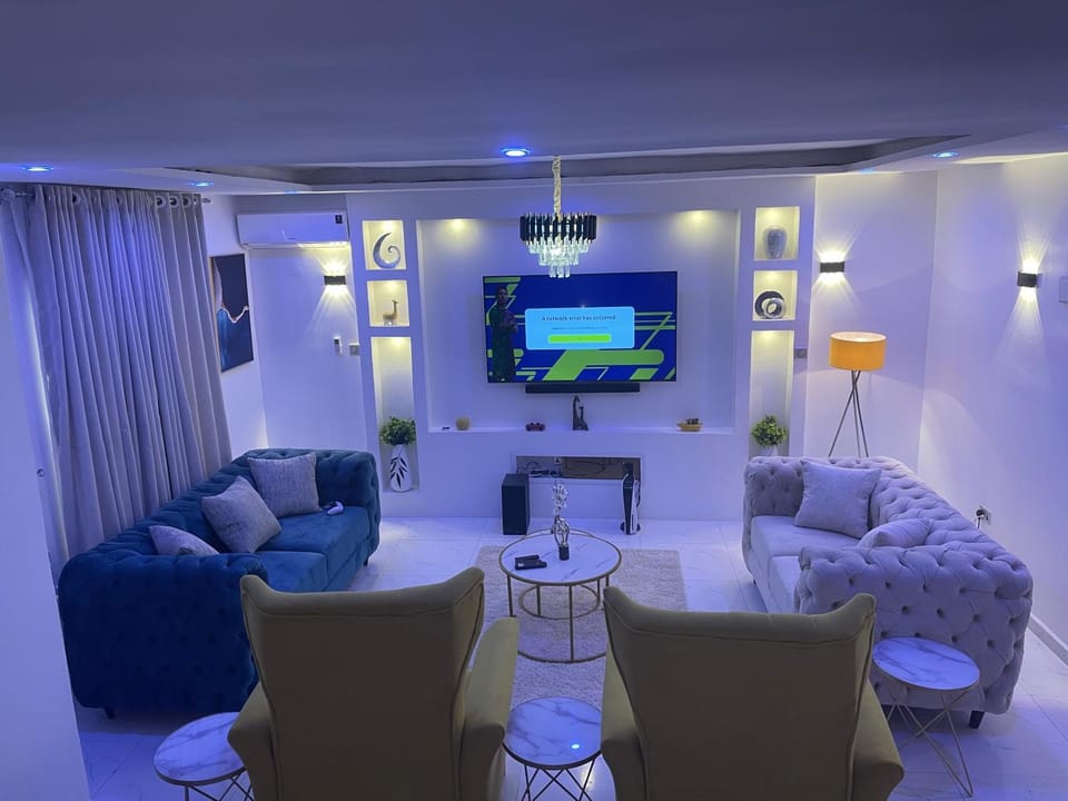 Morak Homes - Luxury 4 bed home with PS5, 24hrs electricity, Super fast Wifi, Snooker, Games room - in a secured estate House in Abuja