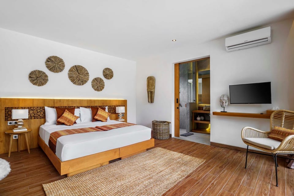 Bed, TV and multimedia, Photo of the whole room, Seating area, Bedroom, hair dresser, air conditioner