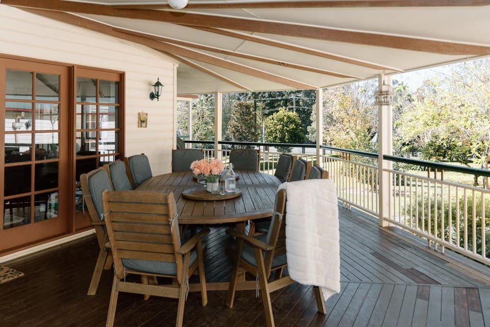 Grand Queenslander for Large Groups 5 mins to Maleny and Montville House in Balmoral Ridge