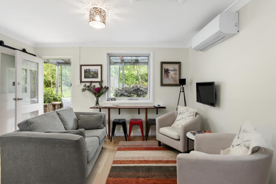 TV and multimedia, Living room, Seating area, air conditioner