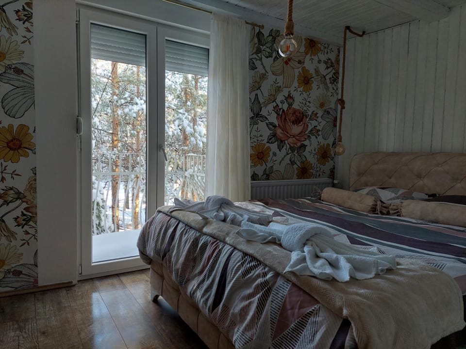 Bed, Photo of the whole room, Bedroom, towels