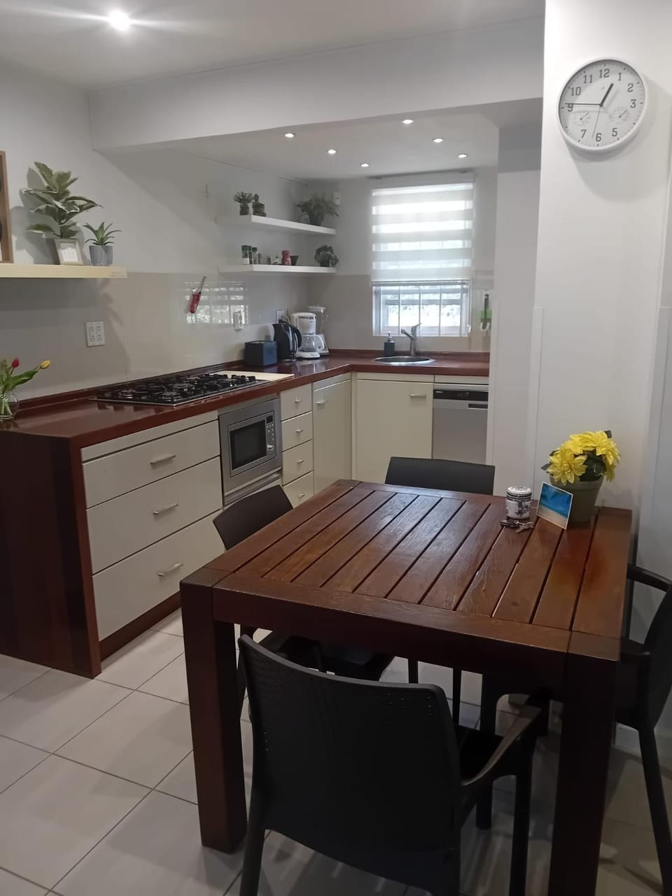 Kitchen or kitchenette, Dining area, stove