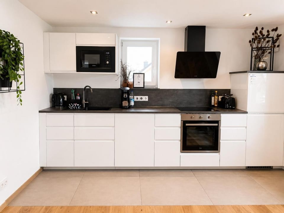 Coffee/tea facilities, Kitchen or kitchenette, dishwasher, stove