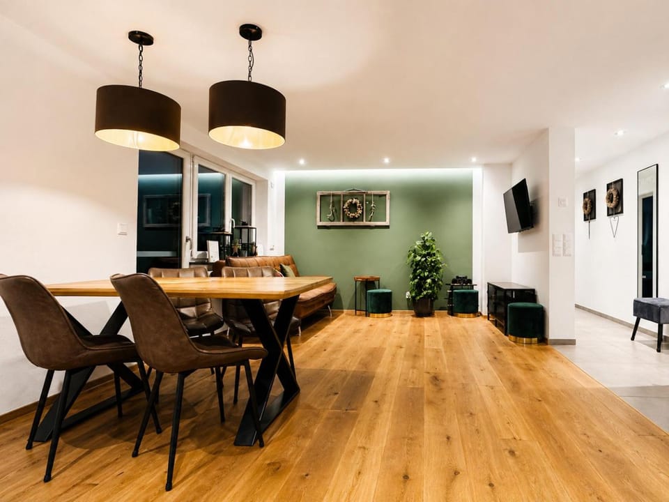 Communal lounge/ TV room, TV and multimedia, Living room, Seating area, Dining area, Evening entertainment