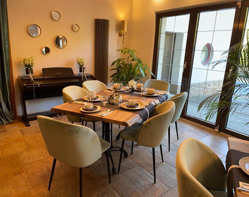 Dining area, Food