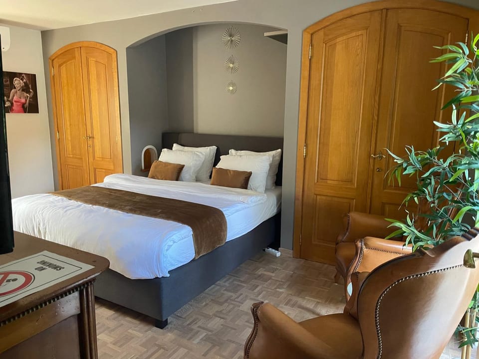 Bed, Photo of the whole room, Seating area, Bedroom, wardrobe