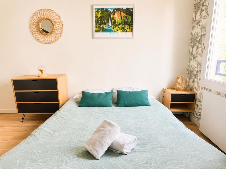 Bed, towels