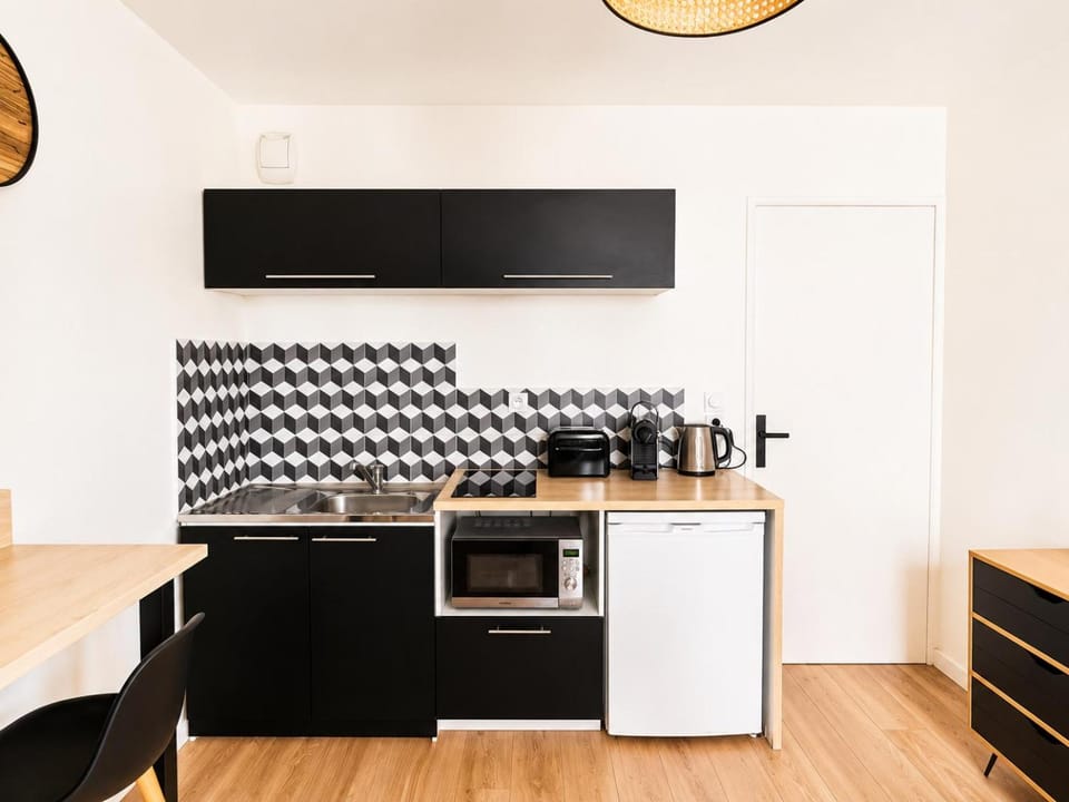 Coffee/tea facilities, microwave, stove, kitchen