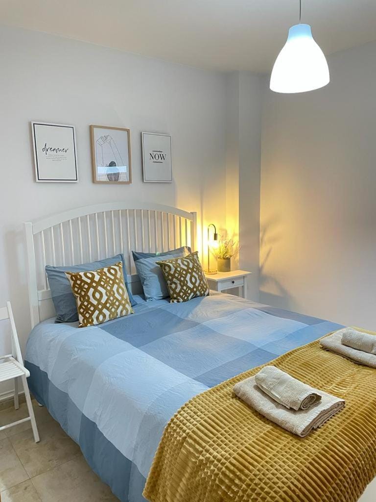Bed, Photo of the whole room, Bedroom, towels