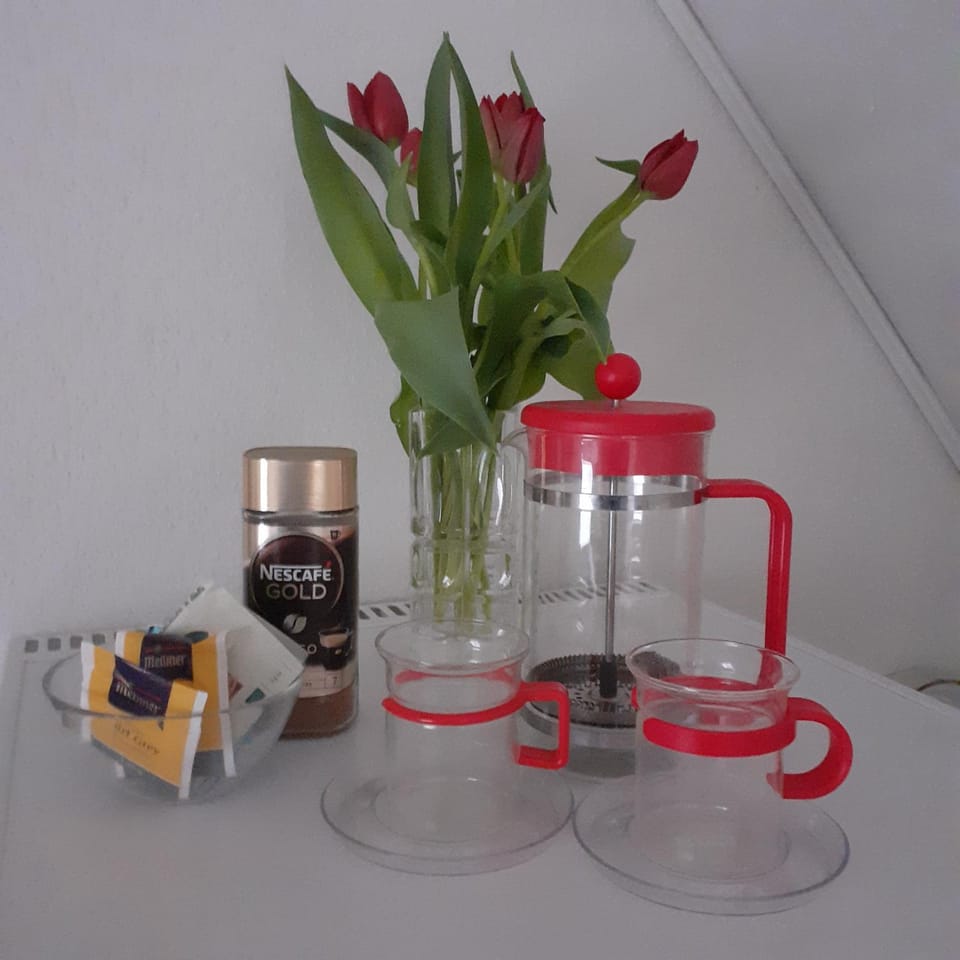 Coffee/tea facilities, Food and drinks