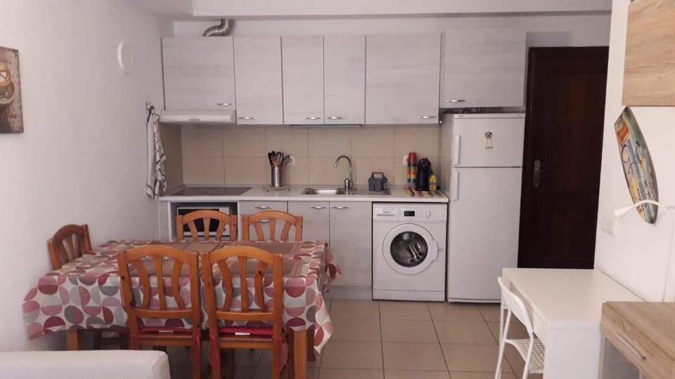 Kitchen or kitchenette, Dining area