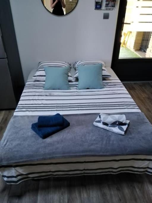 Bed, Living room