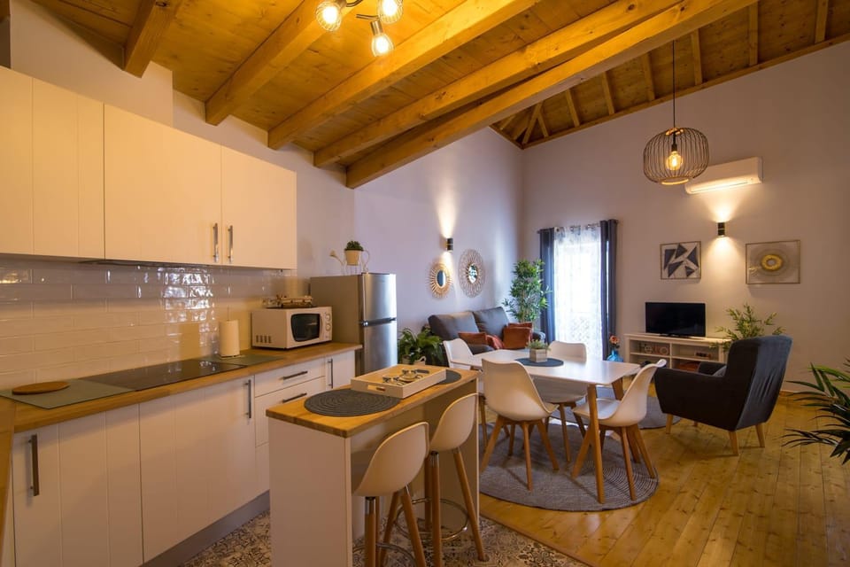 Kitchen or kitchenette, Dining area, dishwasher, stove