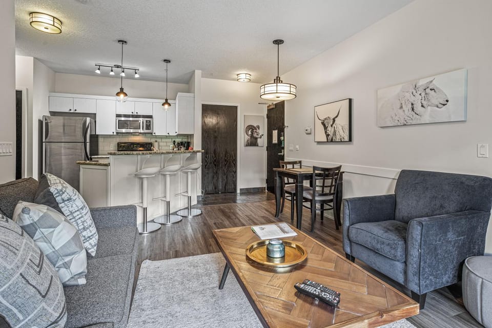 Kitchen or kitchenette, Living room, Food and drinks, Seating area, Dining area, minibar, stove