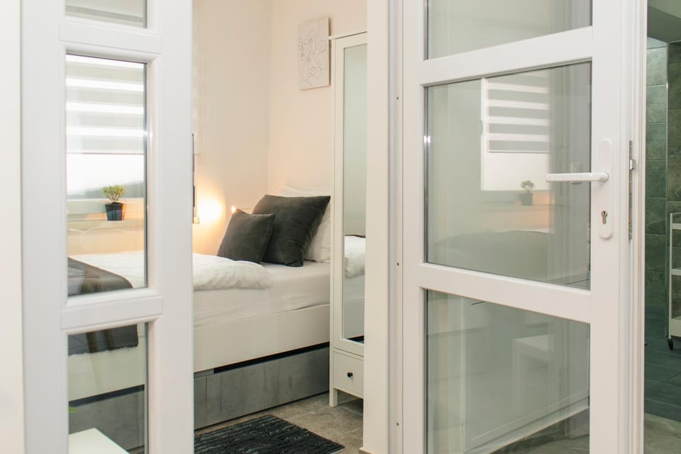 Bed, Photo of the whole room, Bedroom, wardrobe