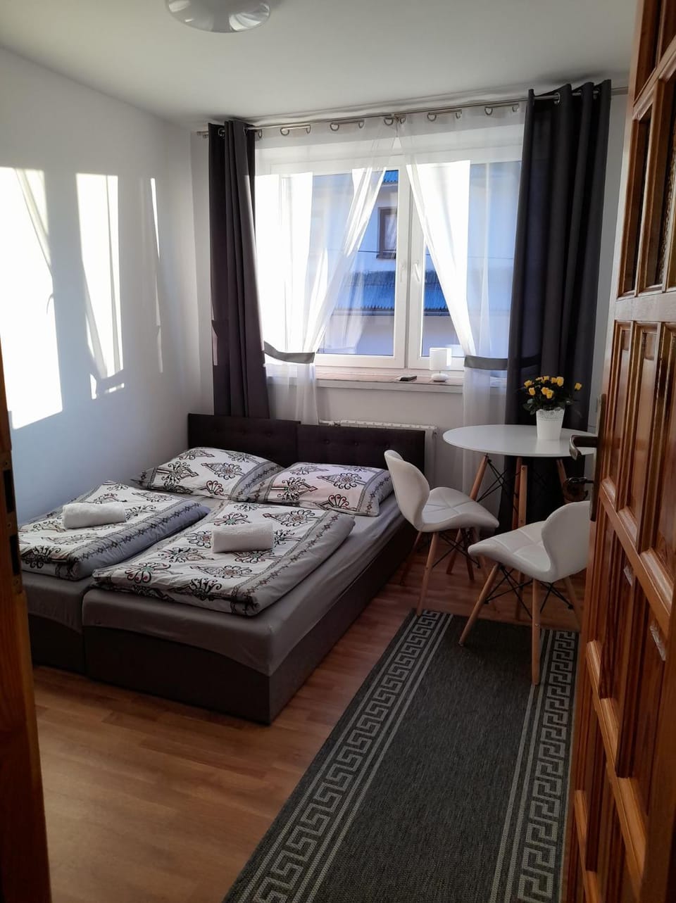 Bed, Seating area