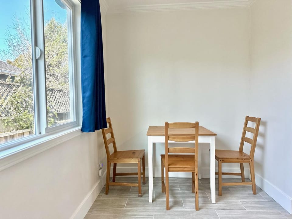 Kitchen or kitchenette, Seating area, Dining area