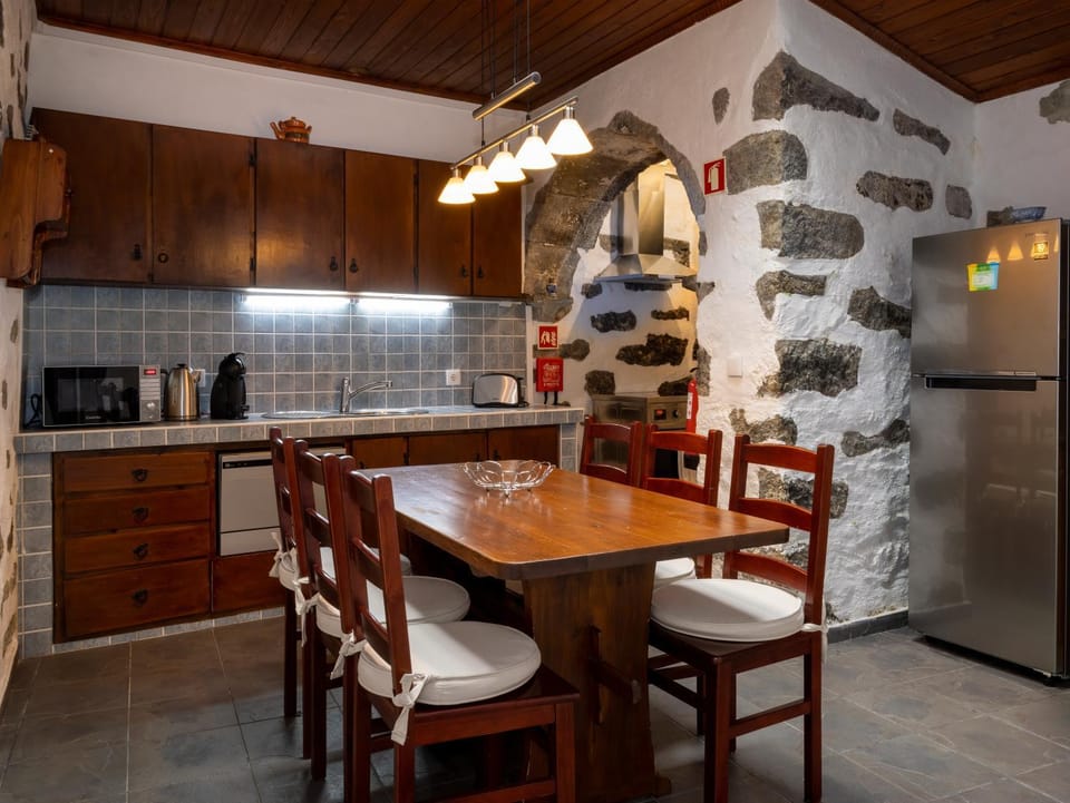 Kitchen or kitchenette, Photo of the whole room, Dining area, dishwasher, oven, kitchen