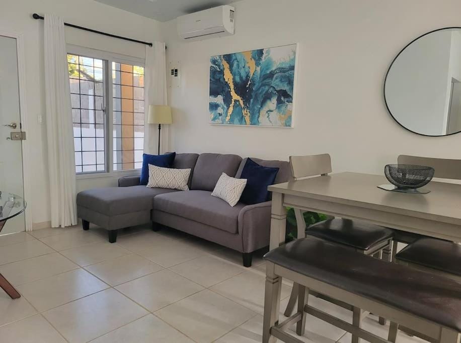 Linda, cerca de todo, parqueo, patio, netflix House in La Ceiba