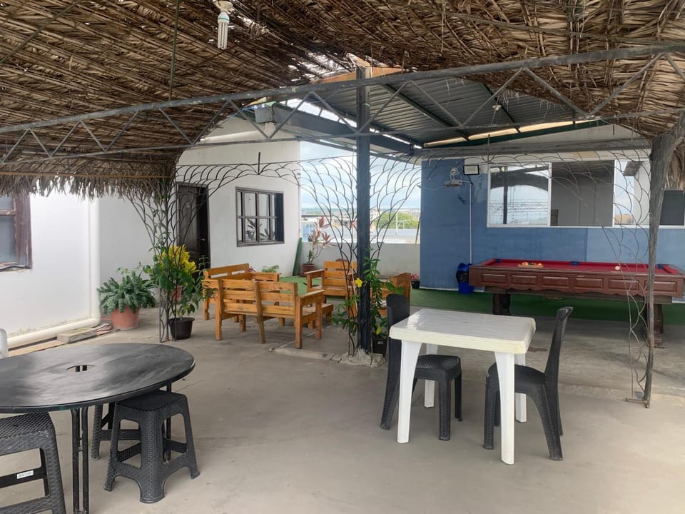 Hostal El Naufrago 2 Bed and Breakfast in Manta