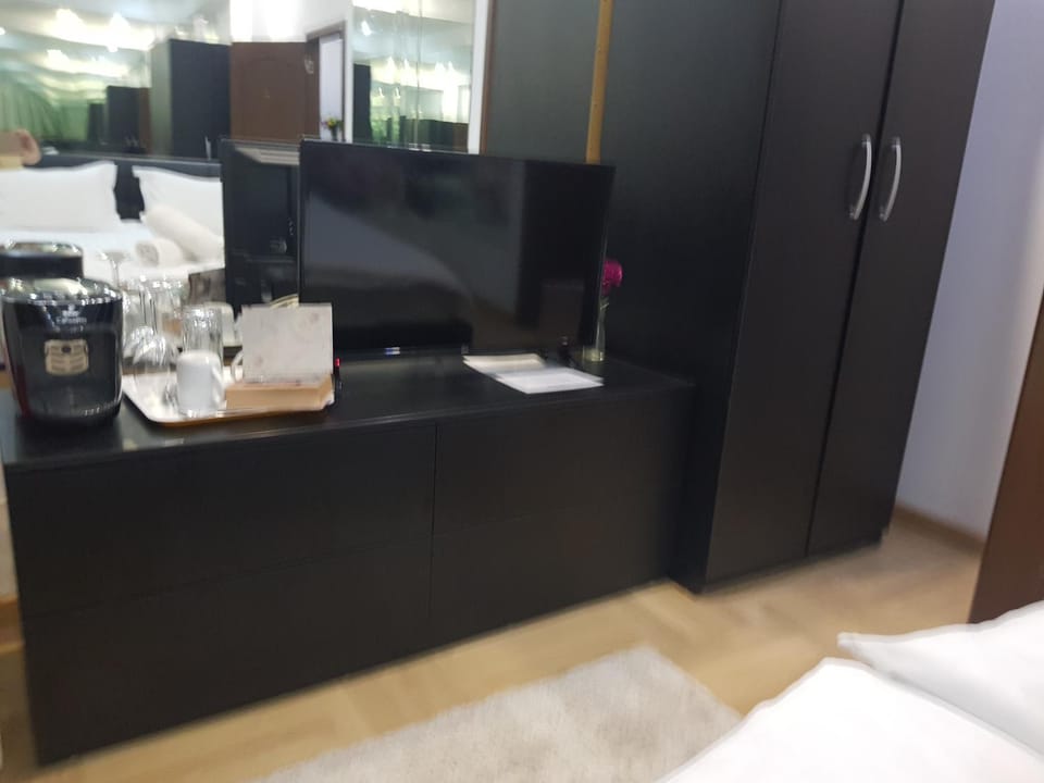 Mirrors Room Mega Mall National Arena Apartment in Bucharest