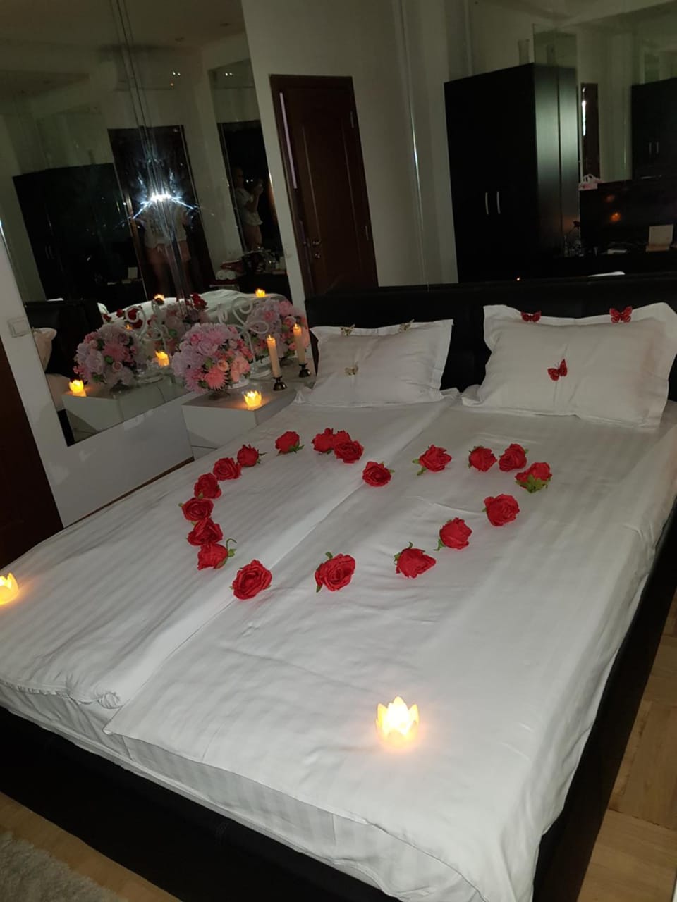 Mirrors Room Mega Mall National Arena Apartment in Bucharest